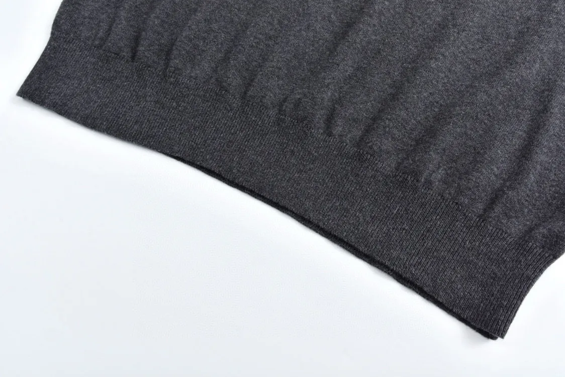 🅿️440 1v 25SS cuff jacquard crew neck sweater (grey) The original version was purchased for 15,100 and developed. The fabric is made of 55% cashmere fabric and 45% cotton. The fabric is soft and comfortable and does not cling to the upper body. The three-dimensional and stylish version can be worn outside or as a base layer. The fabric is washed frequently to fix the pattern and color. The jacquard is made of professional point jacquard on wool looms imported from Germany, and is reproduced from the original 1:1 scanned pattern. This round-neck pullover is made of soft cashmere in trendy tones and features Monogram elements on the ribbed knitted cuffs. It goes well with a variety of looks. Size:S-M-L-XL